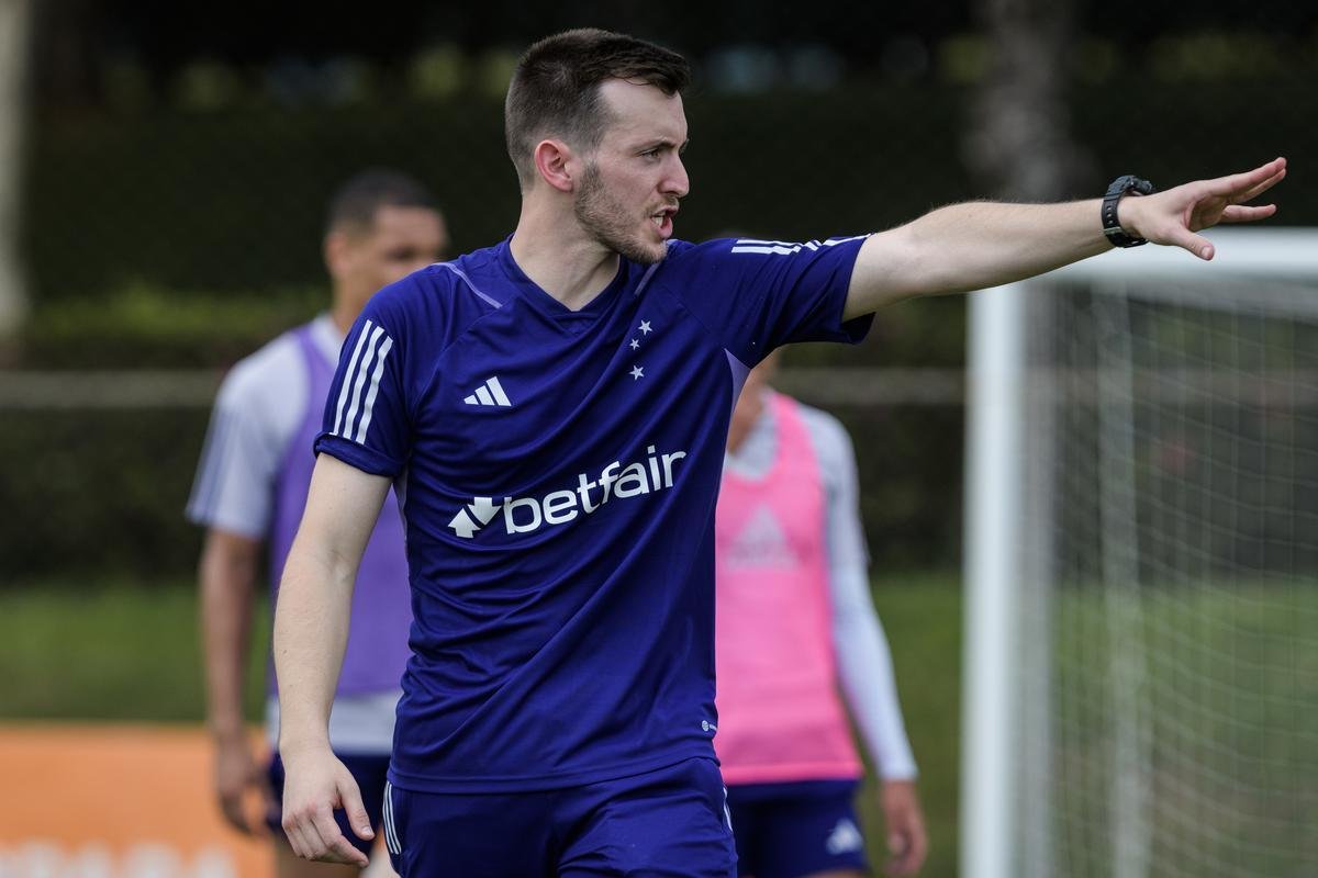 Fotos do primeiro treino do tcnico portugus Pepa no Cruzeiro