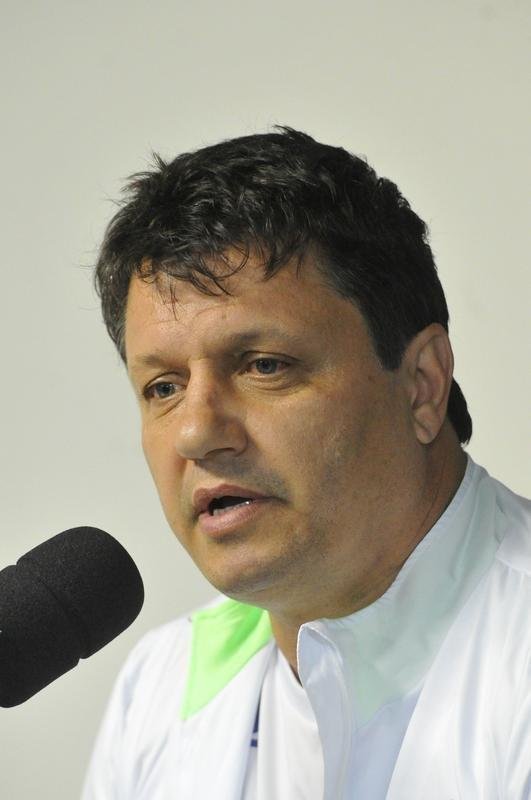 Depois de conversa com diretoria no campo, Adilson Batista foi apresentado como novo treinador do Amrica