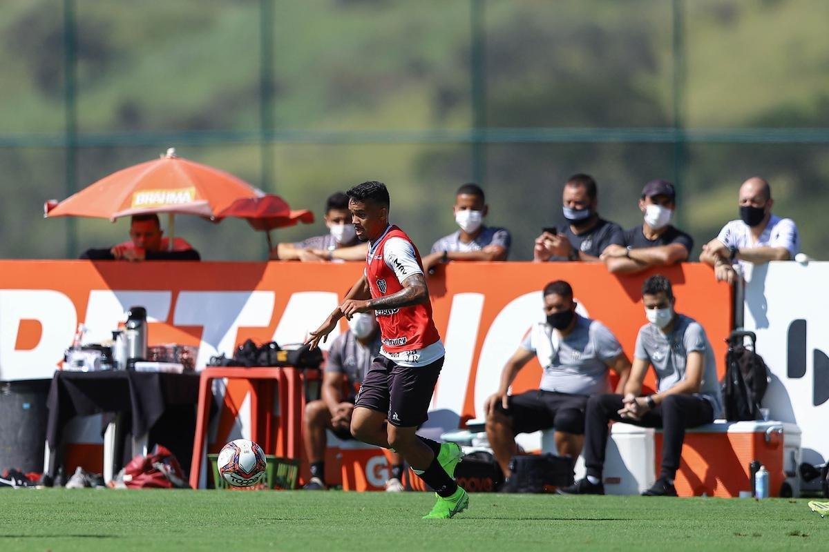 Fotos do coletivo entre profissionais e sub-20 do Atltico