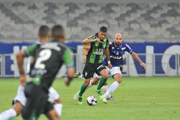 Cruzeiro e Amrica ficaram no empate, e permitiriam a chegada do Uberlndia  liderana