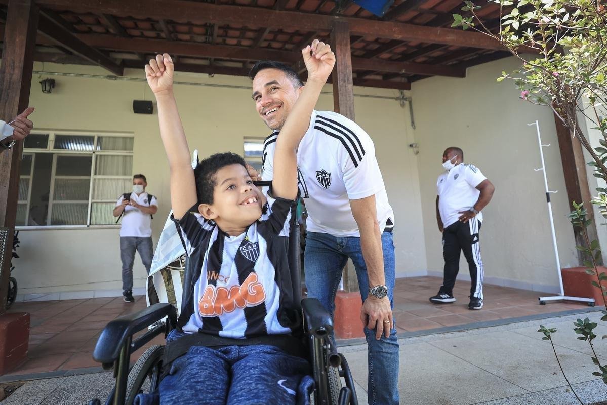 Jogadores do Atltico visitam Ncleo Assistencial Caminhos para Jesus