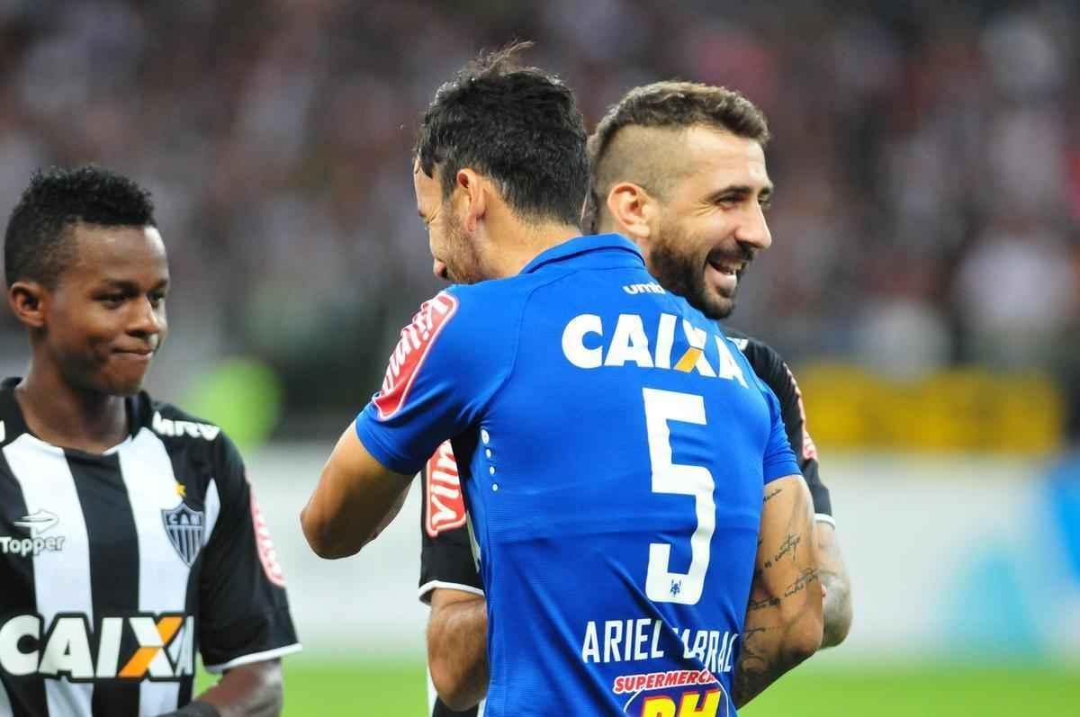 Imagens do primeiro tempo do clssico entre Cruzeiro e Atltico, no Mineiro, pela Primeira Liga