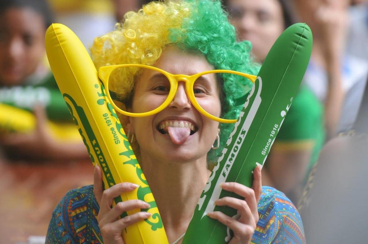 Torcedores se concentraram nos bares da Savassi, em Belo Horizonte, para acompanhar o jogo entre Brasil x Camares pela Copa do Mundo