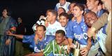 Jogadores do Cruzeiro comemoram o ttulo da Copa do Brasil de 1996 sobre o Palmeiras no Parque Antarctica