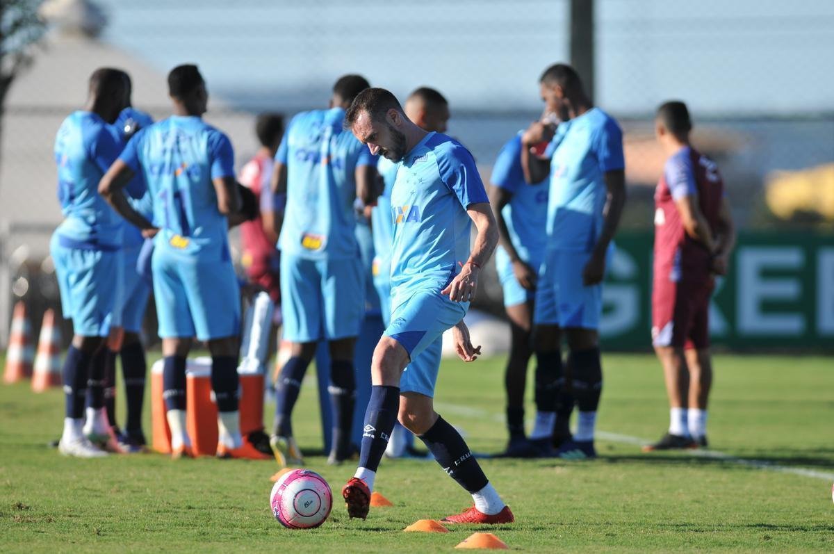 Fotos do treinamento do Cruzeiro desta tera-feira, na Toca II (Alexandre Guzanshe/EM D.A Press)