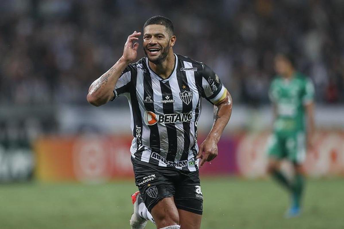 Hulk marcou os dois gols da vitria do Galo por 2 a 0: um de pnalti e outro em lindo chute no ngulo