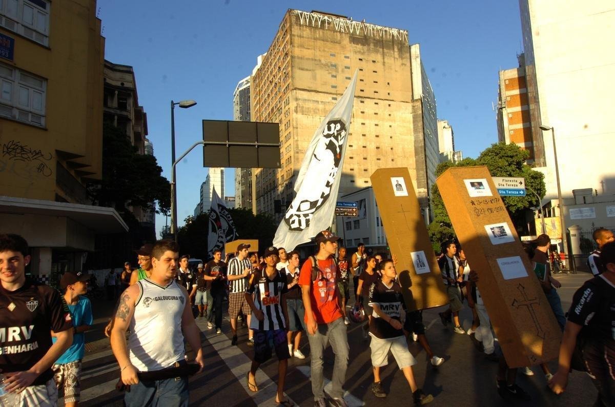 Em 2011, o Atltico lutou contra o rebaixamento at o fim do Campeonato Brasileiro. Torcedores protestaram contra o presidente Alexandre Kalil.