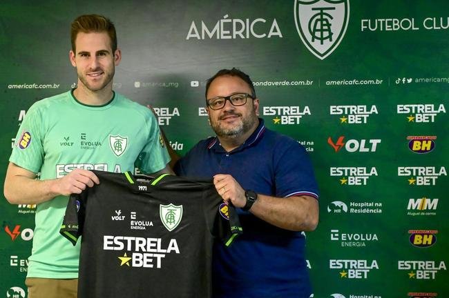 O goleiro Mateus Pasinato e o atacante Mikael foram apresentados pelo Amrica nessa quinta-feira (3/2), no CT Lanna Drumond