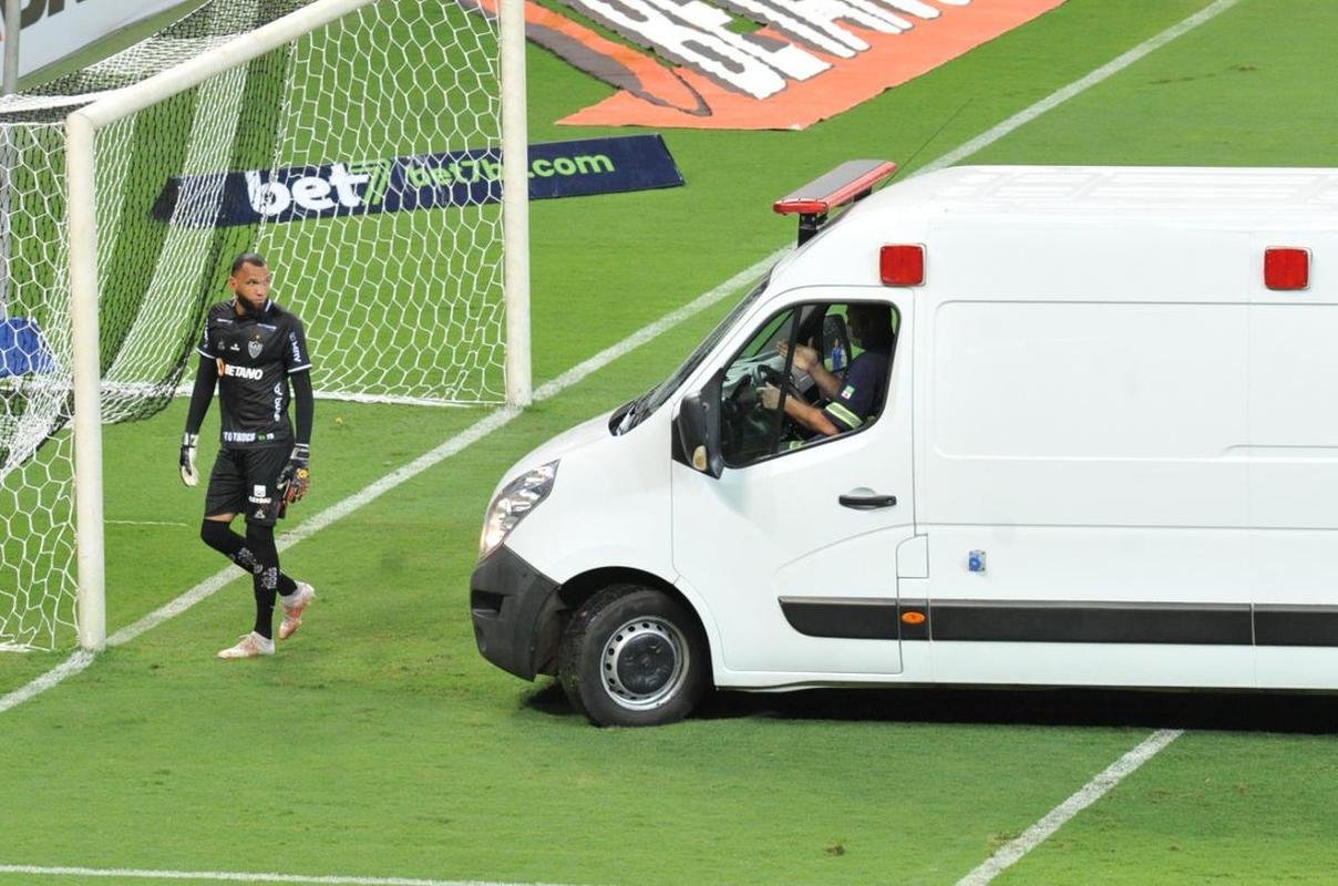 Edu, do Cruzeiro, deixa Mineiro de ambulncia aps choque com goleiro Everson, do Atltico