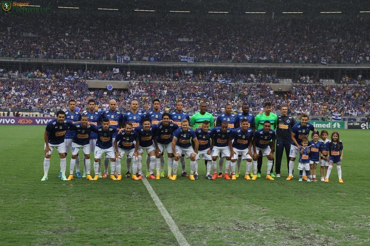 Time do Cruzeiro campeo brasileiro de 2014. Em p: Henrique, Lucas Silva, Bruno Rodrigo, Nilton, Leo, Alex, Elisson, Jlio Baptista, Manoel e Fbio. Agachados: Ricardo Goulart, Mayke, Egidio, verton Ribeiro, Willian, Marcelo Moreno, Marlone, Neilton, Breno Lopes, Judivan, Eurico e Dagoberto. Nesse jogo, vlido pela 36 rodada, o Cruzeiro venceu por 2 a 1.
