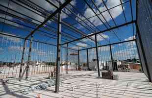 Ideia  mostrar a realidade das obras de construo do estdio do Galo
