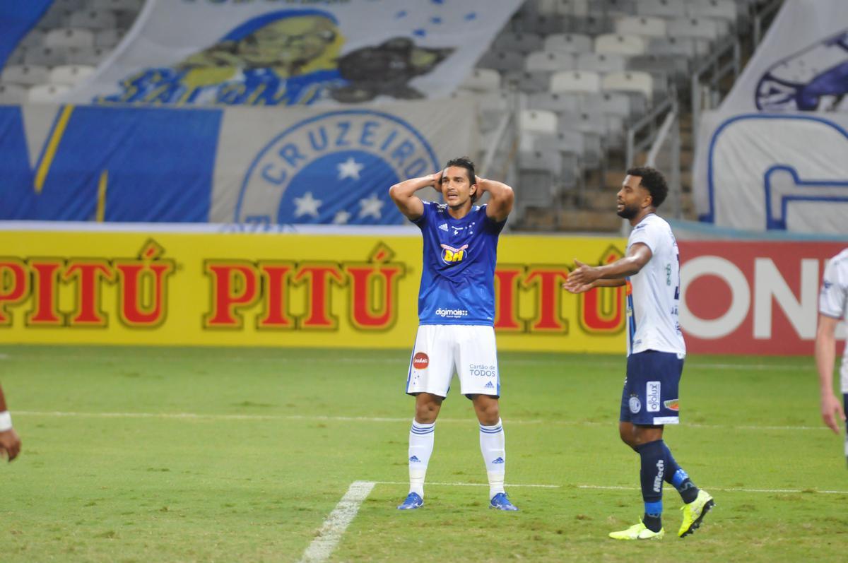 Fotos do jogo entre Cruzeiro e Confiana, no Mineiro, em Belo Horizonte, pela 24 rodada da Srie B do Campeonato Brasileiro