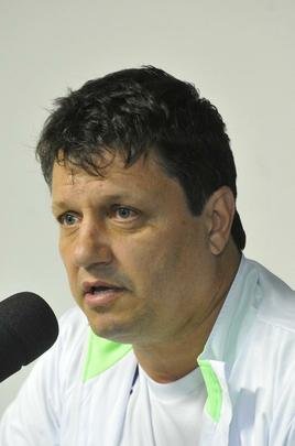 Presidente Marcus Salum apresentou Adilson Batista como novo tcnico do Amrica