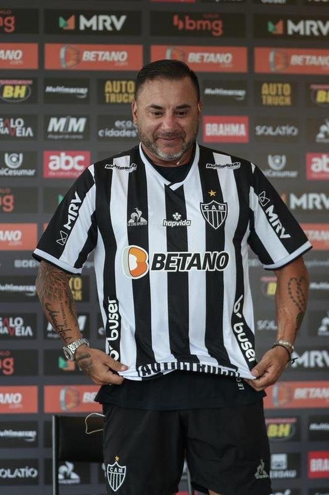 O tcnico argentino 'El Turco' Mohamed foi apresentado pelo Atltico nesta tera-feira (25/01) ao lado do presidente do clube, Srgio Coelho.