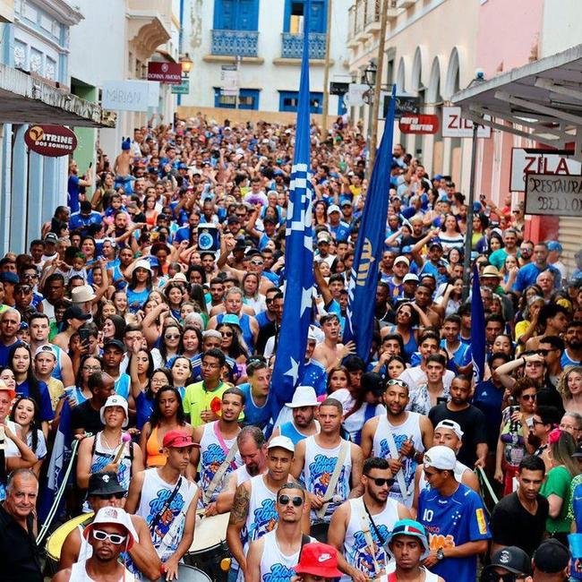 Cerca de 8 mil folies foram s ruas de So Joo del-Rei para acompanhar o Bloco Raposo, nesse sbado de Carnaval