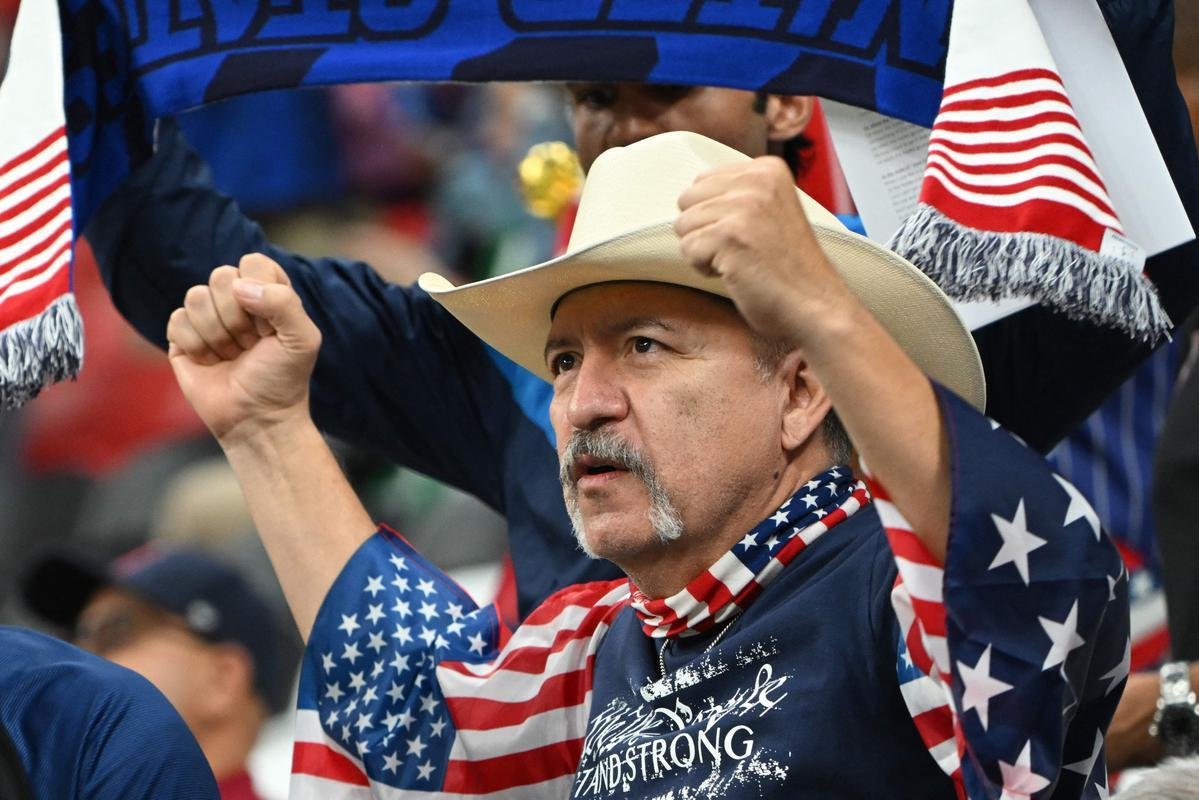 Torcedores de Inglaterra e Estados Unidos no jogo pelo Grupo B da Copa do Mundo