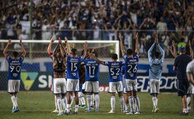 Jogadores do Cruzeiro celebram com a torcida após vitória sobre o Grêmio