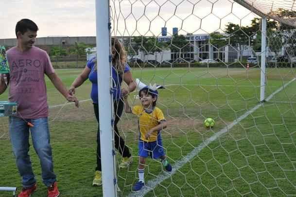 Matheus, que sofre de displasia neuronal no intestino, visitou Toca da Raposa II e recebeu ateno dos cruzeirenses