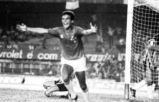 Meia Edu Lima (Cruzeiro: 1982/85 / Flamengo: 1993) Disputou 121 jogos pelo time celeste, conseguindo 62 vitrias, 40 empates e 19 derrotas. Fez 30 gols
