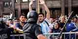No comeo da manh desta quinta-feira, fs tentaram furar o bloqueio policial e entraram em choque com os militares durante velrio de Diego Armando Maradona, na Casa Rosada, sede do governo argentino em Buenos Aires.