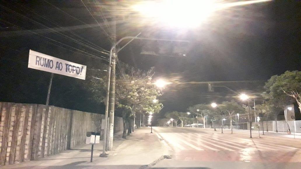 Faixas de apoio ao Cruzeiro so estendidas em Belo Horizonte antes da partida contra o FLuminense