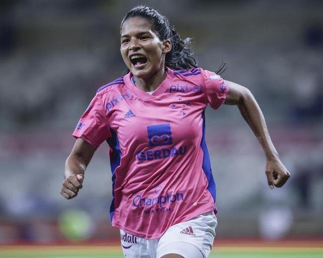 Em preliminar de Cruzeiro x Ituano pela Srie B, o time feminino da Raposa, conhecido como Cabulosas, goleou o Araguari por 8 a 0 pela terceira rodada do Campeonato Mineiro Feminino. Equipe cruzeirense estreou o uniforme rosa, confeccionado pela Adidas em homenagem  campanha Outubro Rosa, de conscientizao contra o cncer de mama