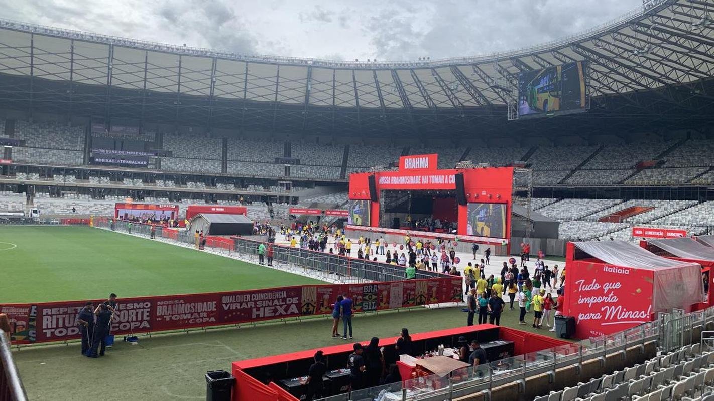 No Mineiro, torcedores assistem ao jogo entre Brasil x Srvia pela Copa do Mundo do Catar