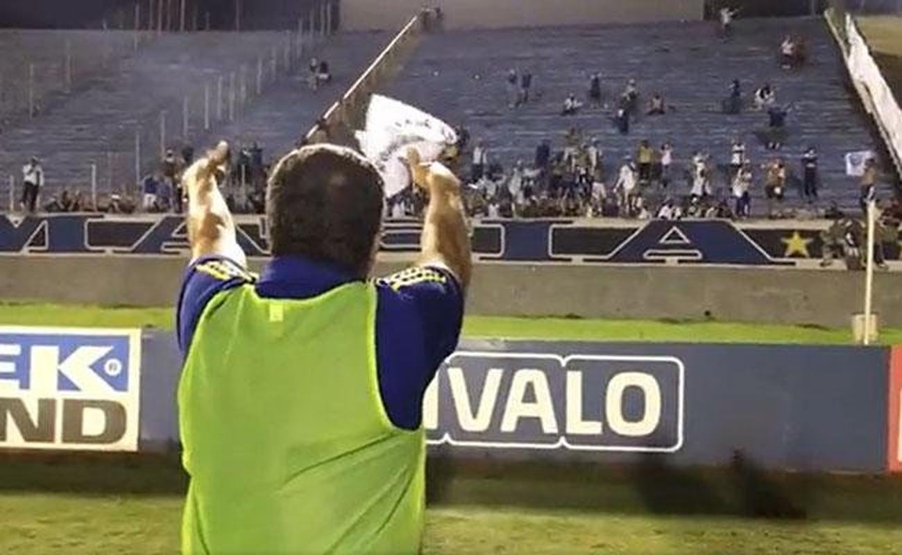 Thiago (autor do gol), jogadores do Cruzeiro e Luxemburgo festejam vitria sobre o Londrina no Paran pela Srie B