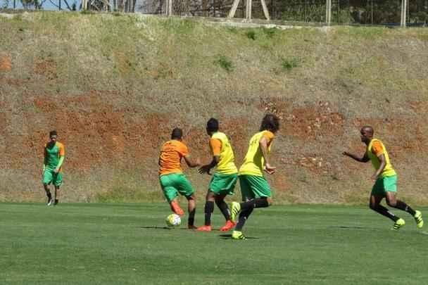 Fotos do treino do Amrica, nesta quarta-feira, no CT Lanna Drumond. Atividade com bola fechou preparao do Coelho para o clssico contra o Cruzeiro, marcado para esta quinta, s 21h, no Independncia, pela 23 rodada do Campeonato Brasileiro