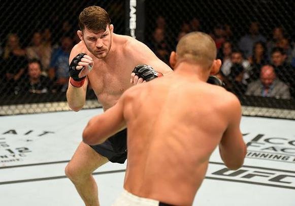 Na luta principal do UFC 204, em Manchester, Michael Bisping supera Dan Henderson em polêmica decisão unânime dos juízes e tem sucesso na primeira defesa de cinturão do peso médio