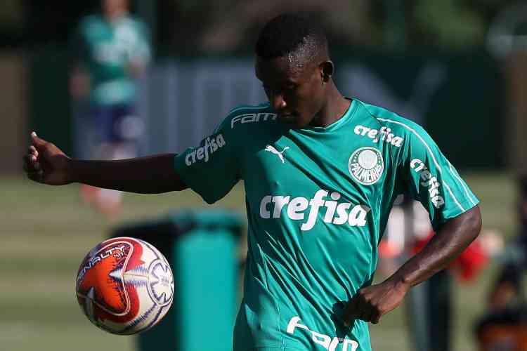 Palmeiras empresta atacante Ivan Angulo ao Botafogo-RJ