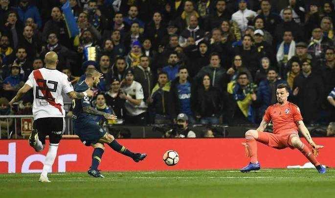 Boca Juniors abriu vantagem no primeiro tempo, com gol de Benedetto