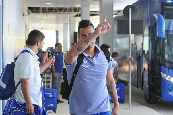 Jogadores do Cruzeiro embarcaram no Aeroporto de Confins, na tarde desta tera-feira, para duelo decisivo contra o Corinthians, em So Paulo, pela final da Copa do Brasil