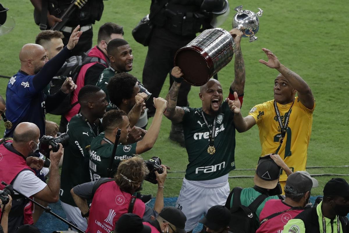 Festa do Palmeiras no Maracanã com a conquista do bicampeonato da Copa Libertadores sobre o Santos. Verdão venceu a decisão por 1 a 0 com gol do atacante Breno Lopes aos 53 do segundo tempo (AFP / Mauro Pimentel / Ricardo Moraes / Silvia Izquierdo)