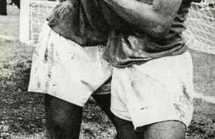 Pel e Garrincha comemoram a conquista do Campeonato Mundial de 1958 na Sucia