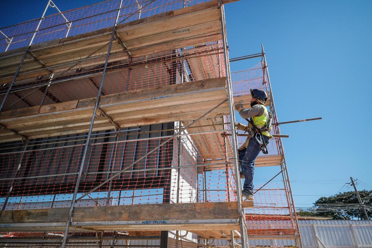 Ideia  mostrar a realidade das obras de construo do estdio do Galo

