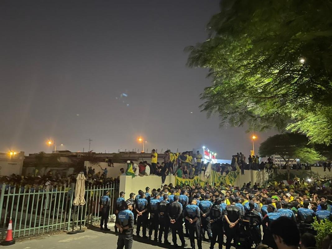 Seleo Brasileira chegou ao hotel The Westin Doha Hotel & Spa, no Centro de Doha, capital do Catar, e teve recepo calorosa de torcedores do Brasil e de outros pases. Muitos curiosos apareceram para tentar ver os craques que vo buscar o hexa na Copa do Mundo