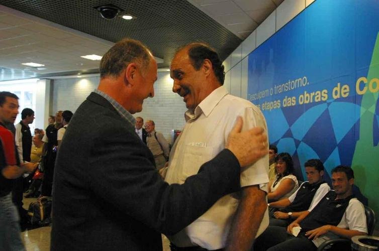 Procpio dirigiu o Atltico em 328 partidas, num total de seis passagens. Os perodos foram 1979/1981, 1984/1985, 1992, 1995/1996, 2003 e 2004/2005. Sob o comando dele, o Galo foi campeo da Copa Conmebol de 1992. Ele levantou a taa nos Mineiros de 1978, 1979 e 1980. Na foto, o registro do encontro de Procpio com Luiz Felipe Scolari, ento tcnico de Portugal, no Aeroporto de Congonhas, em 2004.