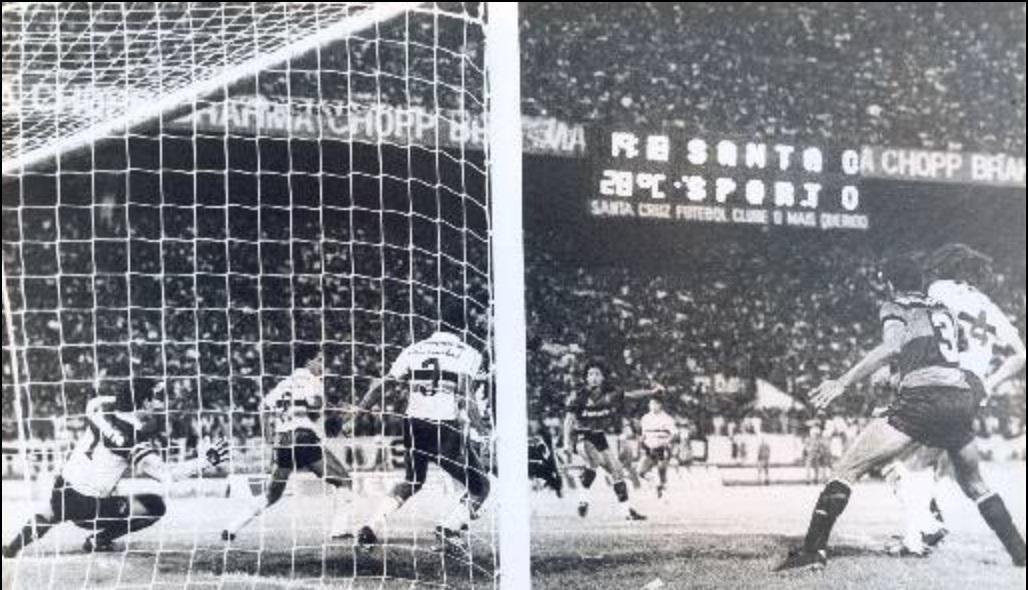 Em 1990, o clássico entre Santa Cruz e Sport, com destaque para o placar eletrônico.