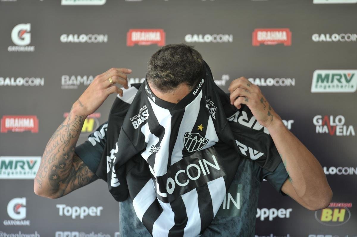 Meio-campista Vinicius, ex-Bahia, assinou contrato com o Atltico at dezembro de 2020