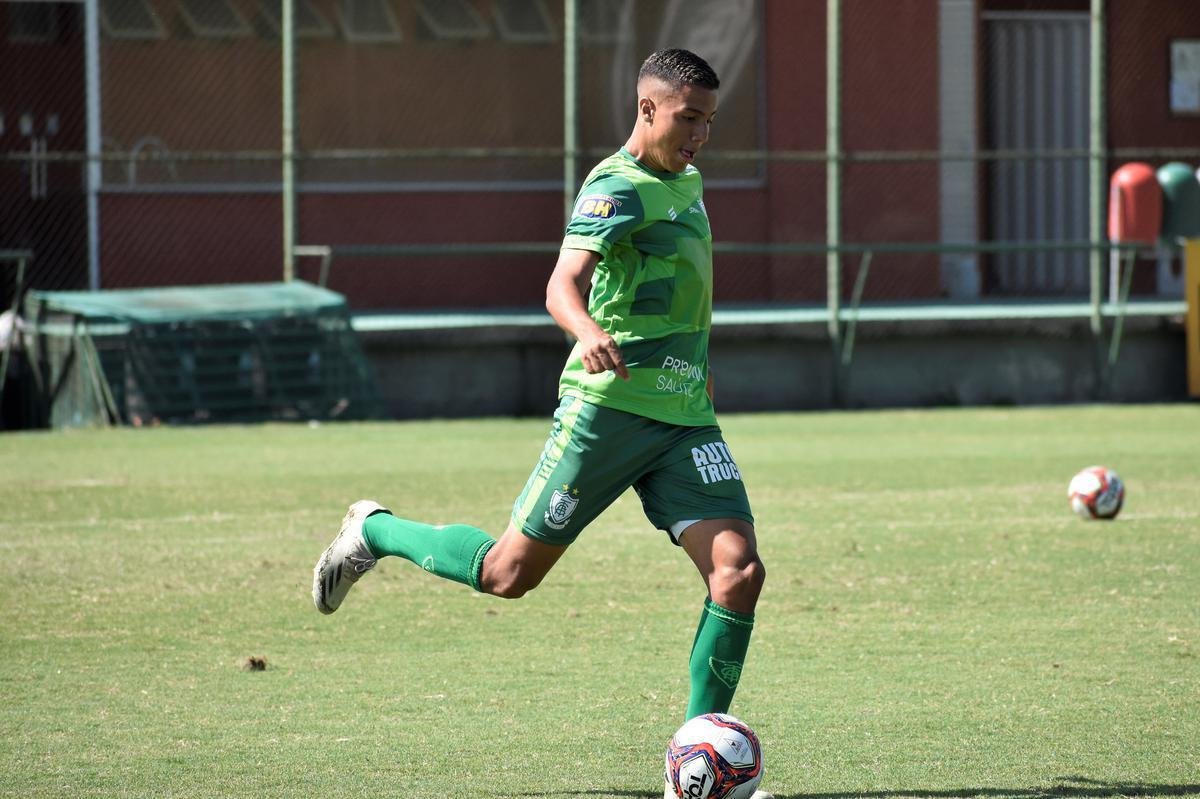 O Amrica segue com treinamentos intensivos voltados para a disputa do Campeonato Mineiro. No prximo sbado (27), o Coelho estreia no estadual diante do Boa Esporte, s 19h. A partida ser realizada no Independncia, em Belo Horizonte. A tendncia  que, neste primeiro compromisso, o tcnico Lisca utilize jogadores que tiveram menor minutagem na temporada 2020/21, alm de nomes promissores das categorias de base do clube.