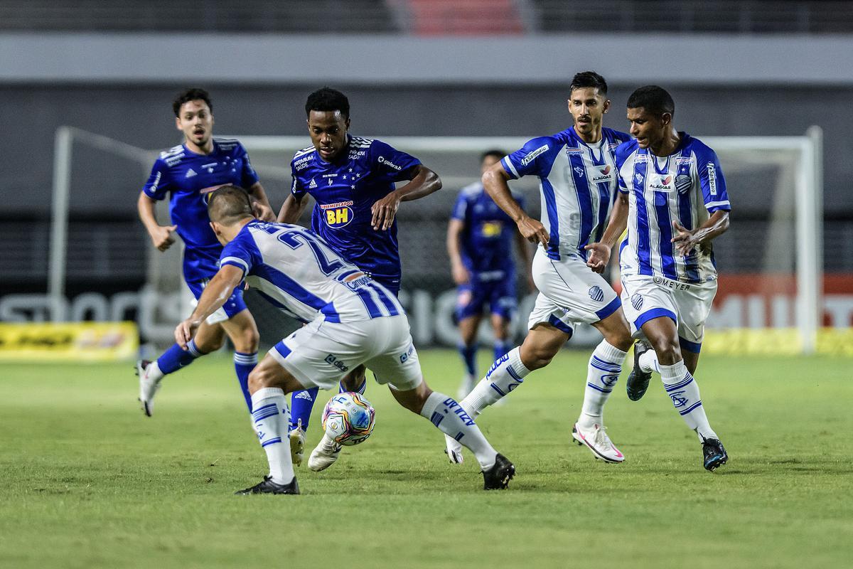 O Cruzeiro perdeu para o CSA por 3 a 1, em 19 de setembro, pela 10ª rodada da Série B. A partida foi realizada no estádio Rei Pelé, em Maceió.