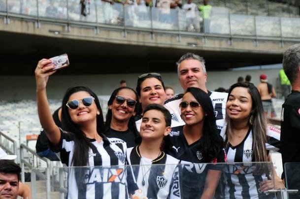Fotos das torcidas de Cruzeiro e Atltico no Mineiro
