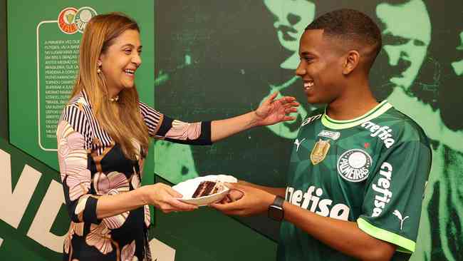 Aniversrio de 16 anos marcou assinatura do primeiro contrato profissional de Messinho com o Palmeiras, da presidente Leila Pereira 