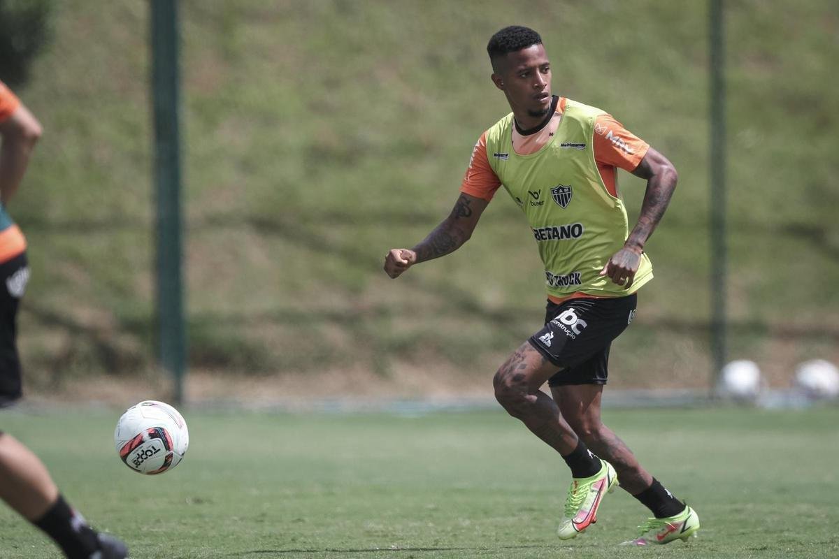 Tch Tch (volante) - emprestado pelo So Paulo com taxa de R$ 500 mil por ter cumprido meta de partidas estabelecida em contrato