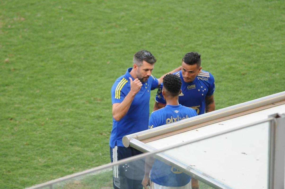 Cruzeiro goleou URT por 3 a 0 no Independncia com gols de Thiago, Machado e Edu em sua estreia no Mineiro. Ronaldo, dono da SAF, assistiu  partida no Horto. Duelo marcou estreia do tcnico uruguaio Paulo Pezzolano