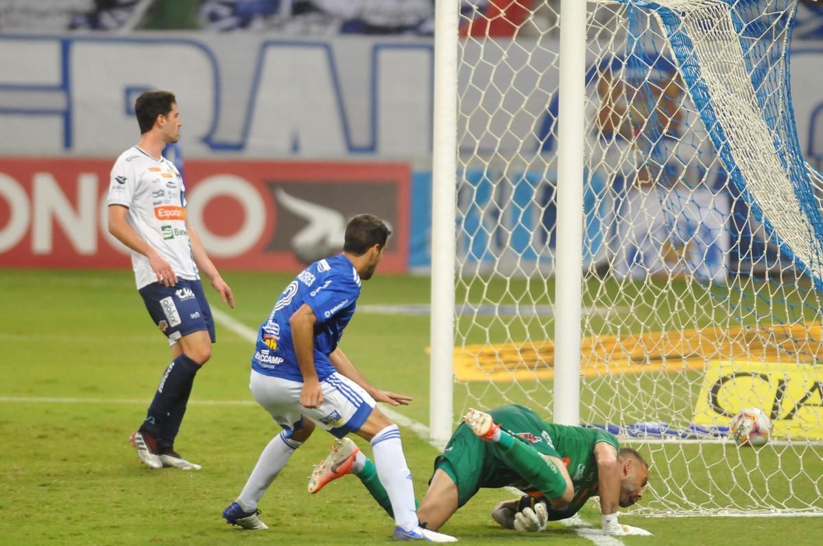 Fotos do jogo entre Cruzeiro e Confiana, no Mineiro, em Belo Horizonte, pela 24 rodada da Srie B do Campeonato Brasileiro