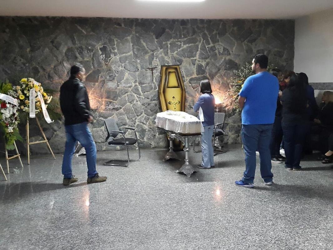 Ex-jogador do Cruzeiro, Z Carlos morreu nessa tera-feira (12/6), aos 73 anos. Ele foi velado no Cemitrio Parque da Colina, em Belo Horizonte. O enterro acontece no mesmo local.