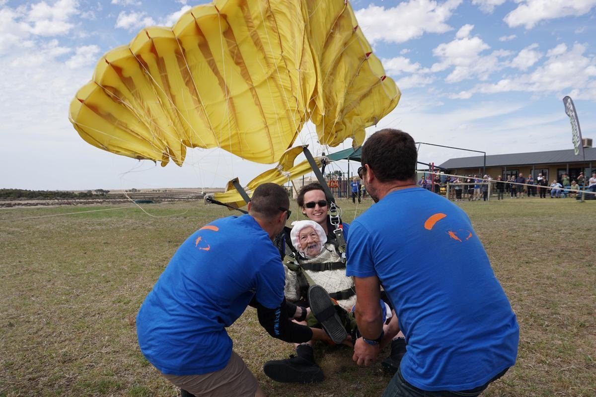 Idosa de 102 se torna a paraquedista mais velha do planeta o saltar
