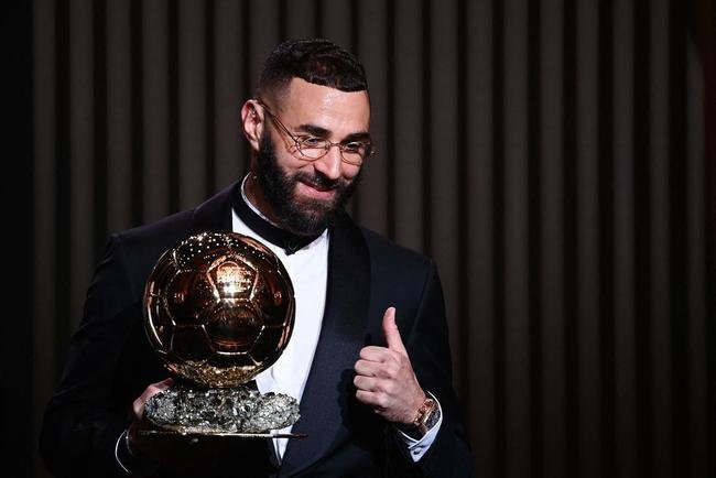 Karim Benzema recebe prmio Bola de Ouro, da Revista France Football, como melhor do mundo na temporada 2021/22. 